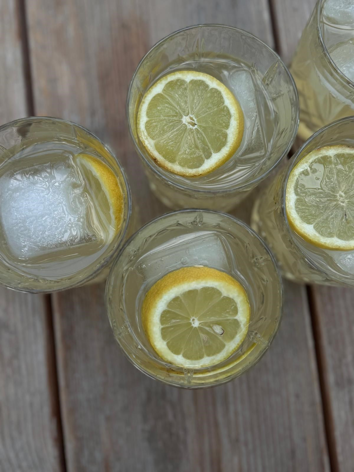 Gläser mit dem OH MY GRAPE SOUR inklusive Eiswürfeln und Zitronenscheiben