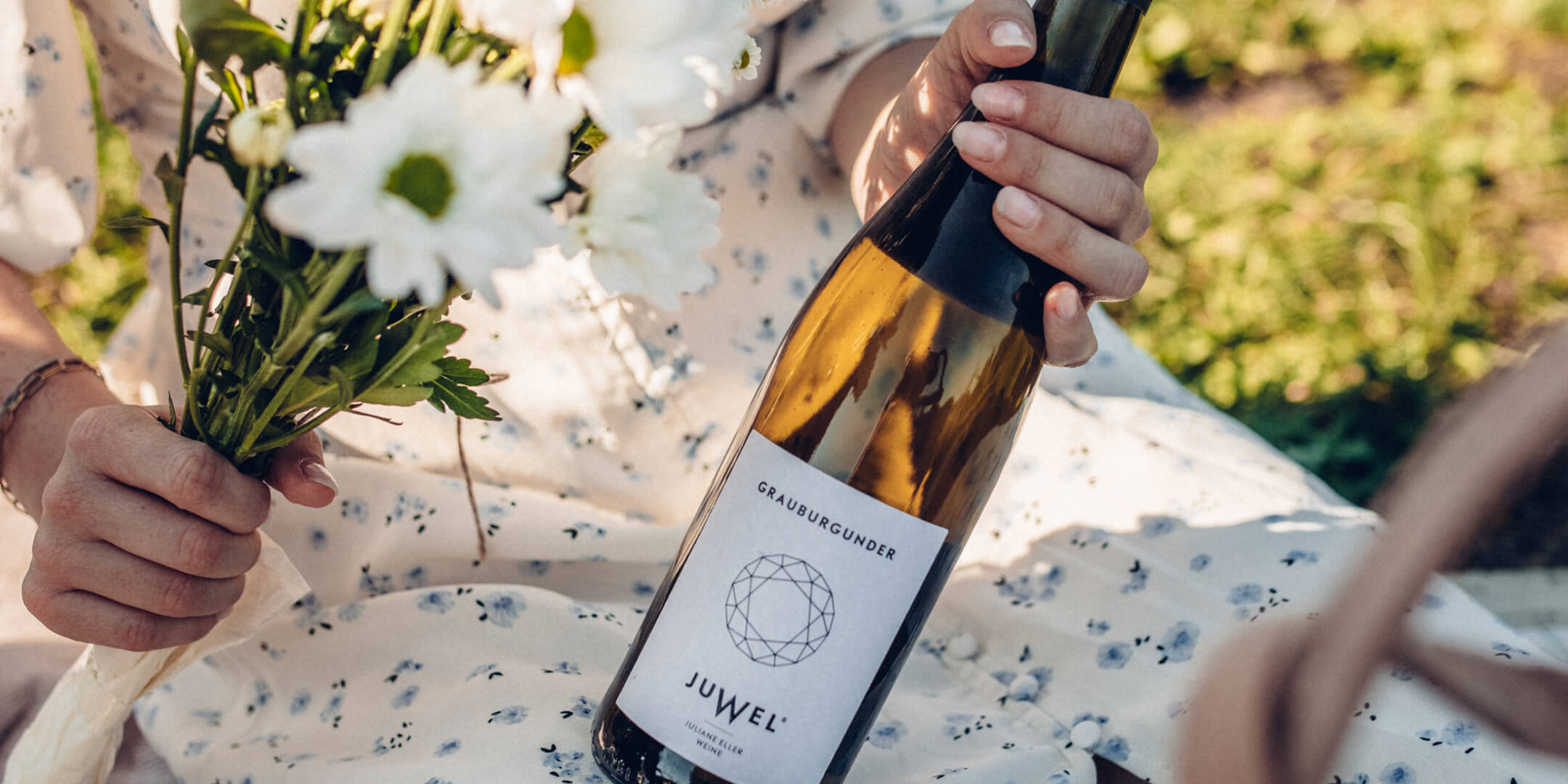Juwel Grauburgunder und Blumen, die in der Hand gehalten werden