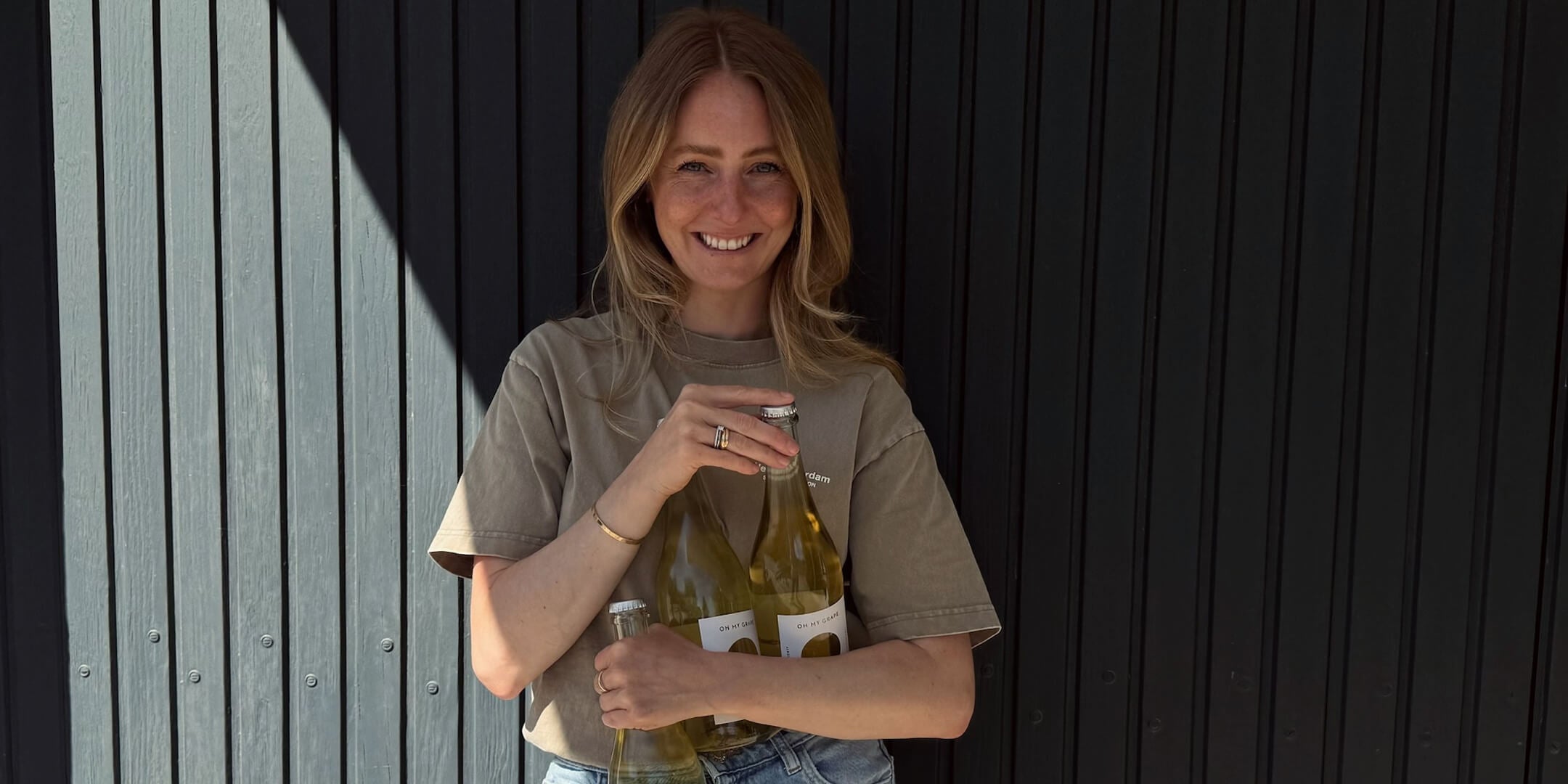 Juliane mit OH MY GRAPE Flaschen in der Breuninger Edition